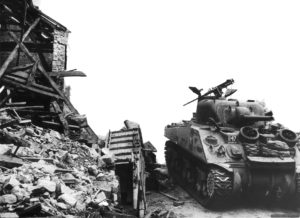 Un char Sherman traverse les ruines d'Écouché en août 1944. Photo : US National Archives