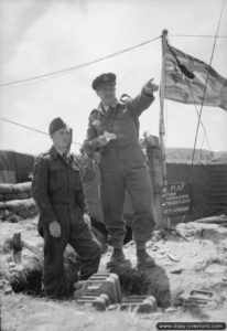 L. A. Taylor commandant le No. 107 Beach flight Squadron Leader et A. Wilson, Adjutant Flight Lieutenant A Wilson, observent le déchargement de carburant. Photo : IWM