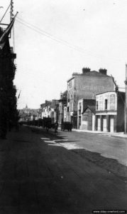 Des prisonniers allemands dans des GMC appartenant au 86th Cavalry Reconnaissance Squadron (Mecanized) de la 6th Armored Division, rue de Couraye à Granville. Photo : US National Archives