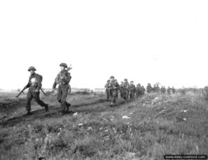 Des soldats canadiens du Royal Winnipeg Rifles, 7th Brigade, 3rd (CA) Infantry Division, progressent dans le cadre de l'opération Spring à proximité d'Ifs. Photo : US National Archives