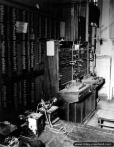 19 juin 1944 : un central téléphonique allemand réemployé par les Américains à Isigny-sur-Mer. Photo : US National Archives