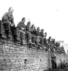 Des canadiens, dont certains appartiennent aux Beach Groups, observent les opérations de débarquement à Juno Beach. Photo : Archives Canada