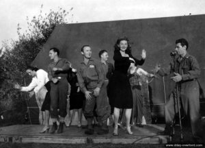Une troupe américaine donne un spectacle de divertissement au profit des soldats à La Cambe. Photo : US National Archives