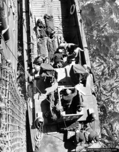 Évacuation de blessés transportés à bord d’un chaland LCM au large des côtes normandes dans la Manche. Photo : US National Archives
