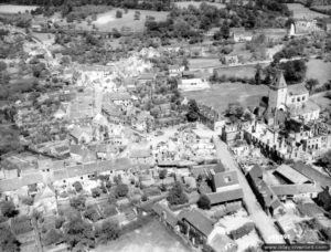 Vue aérienne de la commune de Lonlay-l’Abbaye en partie en ruines. Photo : US National Archives