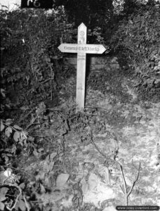 Août 1944 : la tombe provisoire du général Erich Marcks au cimetière provisoire de Marigny. Photo : US National Archives