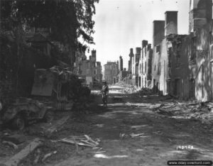 Les ruines de la Grande Rue à Mortain. Photo : US National Archives