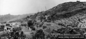 Les renforts quittent la plage du Ruquet à Saint-Laurent-sur-Mer. Photo : US National Archives