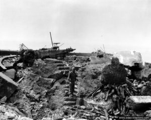 Un encuvement et son canon détruits par les bombardements préparatoires du débarquement. Photo : US National Archives