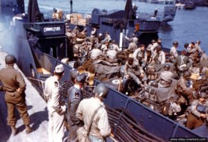 Des sapeurs et du matériel du 5th E.S.B. embarquent à bord d’un LCT à Castletown, le port de l'île de Portland. Photo : US National Archives