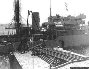 24 juillet 1944 : l’Empire Traveller livre ses 9 000 tonnes de carburant à partir de la digue de Querqueville. Photo : US National Archives