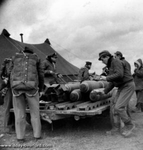 Des membres d’équipage d’un bombardier prennent leur repas avant d’embarquer pour leur mission. Photo : US National Archives