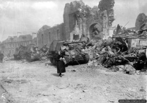 Des Marder III abandonnés le long de la route bordant l’église en ruine de Roncey. Photo : US National Archives
