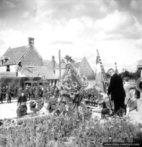 14 juillet 1944 : cérémonie à Rots à l'occasion de la fête nationale française en présence de soldats canadiens de la 2nd (CA) Infantry Division. Photo : US National Archives