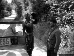 19 août 1944 : une équipe de photographes de la 1st Canadian Army Film & Photographic Unit aux ordres du lieutenant D. I. Grant à Saint-Lambert-sur-Dive. Photo : IWM