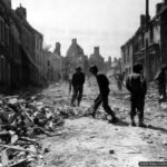 Des soldats sont réquisitionnés pour déblayer les rues de Saint-Sauveur-le-Vicomte. Photo : US National Archives