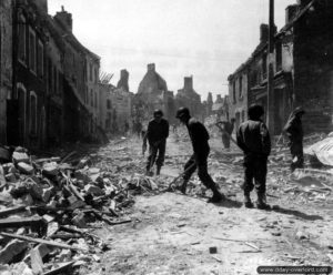 Des soldats sont réquisitionnés pour déblayer les rues de Saint-Sauveur-le-Vicomte. Photo : US National Archives