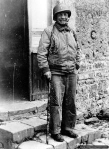Le général Theodore Roosevelt Jr. dans le centre de Sainte-Mère-Eglise. Photo : US National Archives