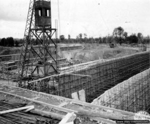 4 juillet 1944 : visite des généraux Eisenhower et Bradley ainsi que leur état-major de la base de construction de fusées V2 située à Sottevast et toujours en travaux au moment de la libération. Photo : US National Archives