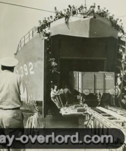 31 juillet 1944 : déchargement de plusieurs wagons depuis le LST numéro 21 à Tourlaville. Photo : US National Archives