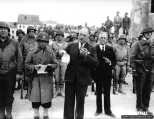 4 juillet 1944 : Charles Pommier, notaire et maire de Trévières, célèbre la fête nationale des Etats-Unis en présence de militaires américains. Photo : US National Archives
