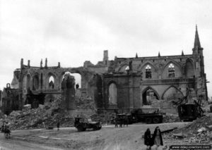 24 juin 1944 : les dégâts des bombardements sur la place Vicq d’Azir avec la collégiale Saint-Malo à Valognes. Photo : US National Archives