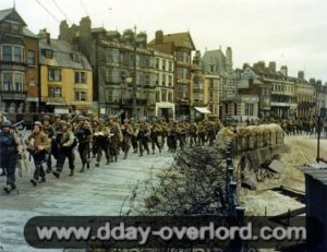 Le 2ème bataillon de Rangers en route pour l’embarquement sur les quais de Weymouth. Photo : US National Archives