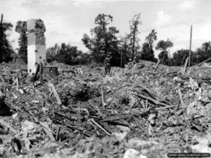 6 juillet 1944 : les ruines des casemates du centre de montage et de ravitaillement de V1 à La Tuilerie à Yvetot-Bocage. Photo : US National Archives