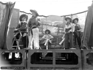 30 juillet 1944 : le spectacle de l’Invasion Revue à Banville au profit des soldats et des civils normands. Photo : US National Archives