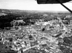 Vue aérienne de Bricquebec. Photo : US National Archives