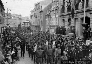 14 juillet 1944 : défilé américain rue François La Vieille à Cherbourg. Photo : US National Archives