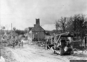 31 août 1944 : des sapeurs de la compagnie C du 202nd Engineer Combat Battalion (3rd Army) travaillent le long de la route à Coutances. Photo : US National Archives