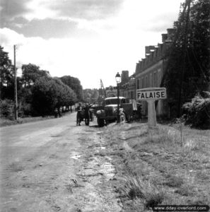 Un camion appartenant à la 4ème brigade de la 2ème division d’infanterie canadienne à l’entrée de Falaise. Photo : US National Archives