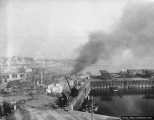 31 juillet 1944 : les quais de Granville en feu. Photo : US National Archives