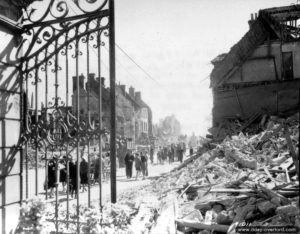 19 juin 1944 : des civils et des militaires à proximité de la place Gambetta à Isigny-sur-Mer. Photo : US National Archives