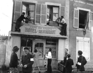 5 juillet 1944 : les habitants du Molay-Littry décorent le Café des Sports pour célébrer la libération. Photo : US National Archives
