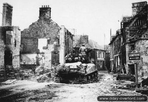 Un char M4 Sherman américain traverse les ruines de Lonlay-l’Abbaye en direction de Domfront. Photo : US National Archives