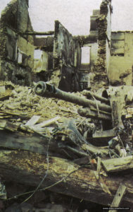 Un 10,5 cm leichte Feldhaubitze leFH18(M) détruit et abandonné par les Allemands à Marigny. Photo : US National Archives