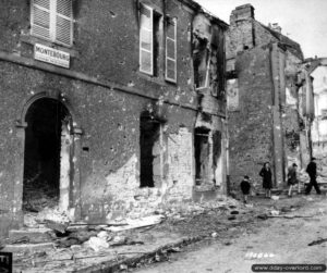 Le bureau de poste de Montebourg, soufflé par les explosions des bombardements. Photo : US National Archives
