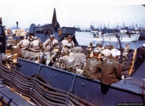 Des sapeurs et du matériel du 5th E.S.B. embarquent à bord d’un LCT à Castletown, le port de l'île de Portland. Photo : US National Archives
