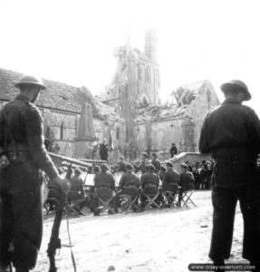 14 juillet 1944 : cérémonie à Rots à l'occasion de la fête nationale française en présence de soldats canadiens de la 2nd (CA) Infantry Division. Photo : US National Archives