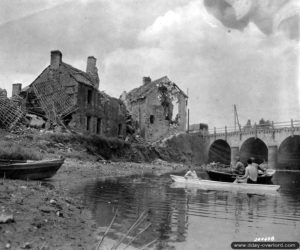 Maisons en ruine à proximité du pont en pierres sur la Vire à Saint-Fromond. Photo : US National Archives