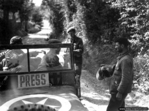 19 août 1944 : une équipe de photographes de la 1st Canadian Army Film & Photographic Unit aux ordres du lieutenant D. I. Grant à Saint-Lambert-sur-Dive. Photo : IWM