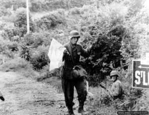18 juillet 1944 : soldat allemand particulièrement jeune et effrayé se rend à l’entrée de la ville. Photo : US National Archives