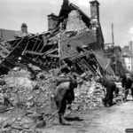 Des bâtiments en ruine le long de la rue Bottin-Desylles à Saint-Sauveur-le-Vicomte. Photo : US National Archives