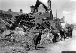 Des bâtiments en ruine le long de la rue Bottin-Desylles à Saint-Sauveur-le-Vicomte. Photo : US National Archives