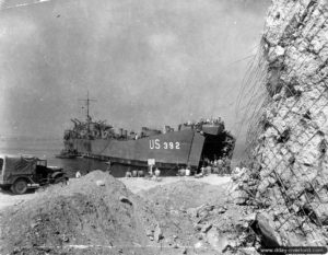 31 juillet 1944 : déchargement de plusieurs wagons depuis le LST numéro 21 à Tourlaville. Photo : US National Archives