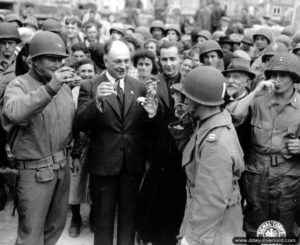 4 juillet 1944 : Charles Pommier, notaire et maire de Trévières, célèbre la fête nationale des Etats-Unis en présence de militaires américains. Photo : US National Archives