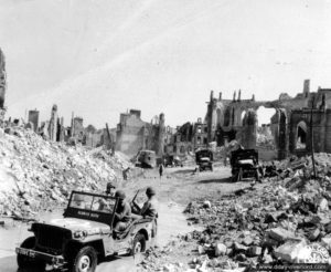 24 juin 1944 : les ruines de la ville de Valognes. Photo : US National Archives