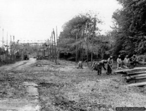 6 juillet 1944 : les destructions du réseau ferroviaire du centre de montage et de ravitaillement de V1 à La Tuilerie à Yvetot-Bocage. Photo : US National Archives